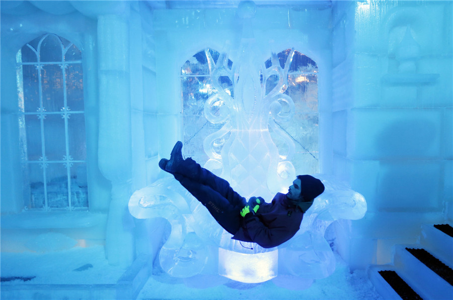 Le sculpteur allemand Sven Morawietz se repose sur le Trône se reportant au tout nouveau film de Disney "Frozen", à l'occasion du Festival de sculptures de glace et de neige de Bruges, le 20 novembre 2013.