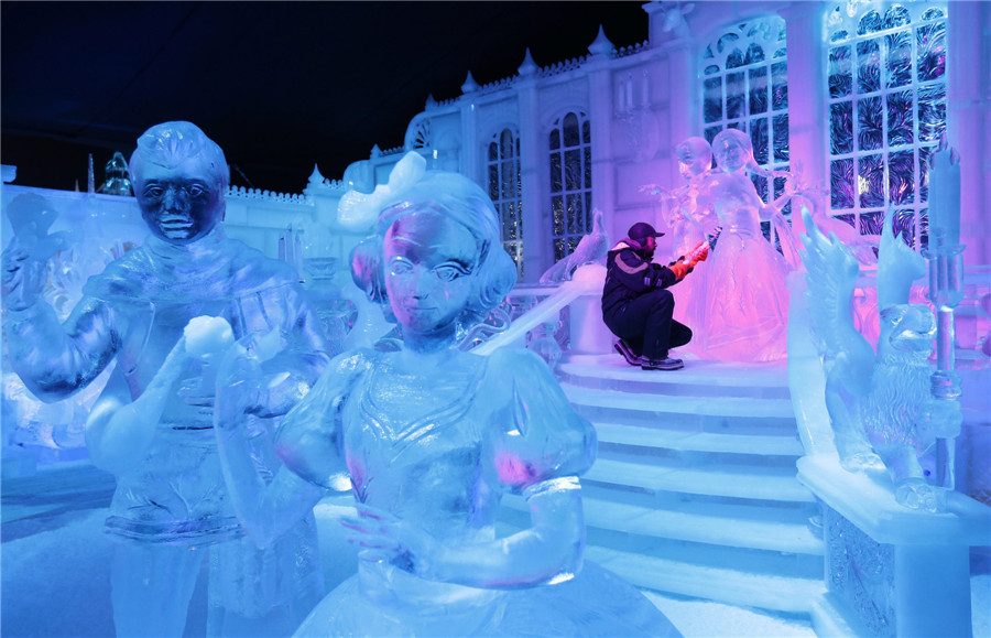 Le sculpteur russe Sergey Aseev travaille sur une oeuvre basée sur le tout nouveau film de Disney "Frozen" lors du Festival de sculptures de glace et de neige de Bruges, le 20 novembre 2013.