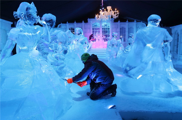 Le sculpteur russe Sergey Aseev travaille sur une oeuvre basée sur le tout nouveau film de Disney "Frozen" lors du Festival de sculptures de glace et de neige de Bruges, le 20 novembre 2013.