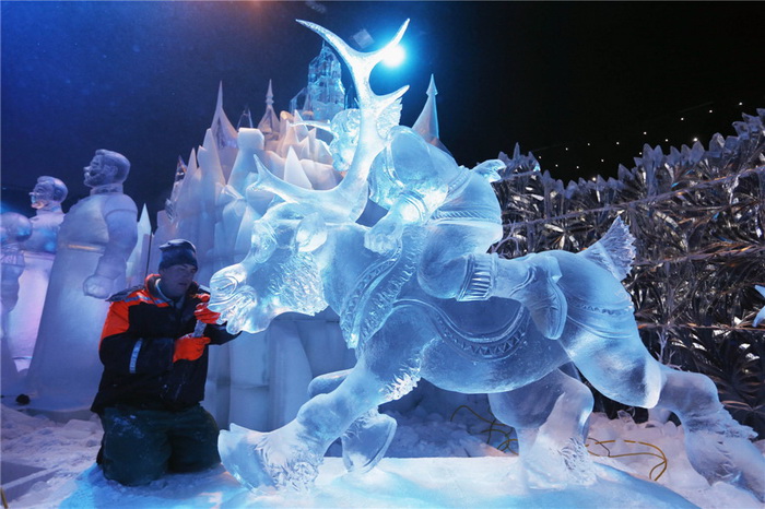 Le sculpteur russe Sergey Aseev travaille sur une oeuvre basée sur le tout nouveau film de Disney "Frozen" lors du Festival de sculptures de glace et de neige de Bruges, le 20 novembre 2013. Une trentaine d'artistes venant du monde entier ont crée 55 sculptures à partir de 250 tonnes de glace représentant de nombreux personnages de films de Walt Disney. Le festival se déroulera du 22 novembre au 5 janvier 2014.