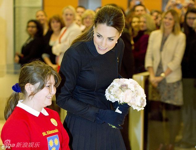 Kate Middleton : un petit coup de vent sous la jupe (12)
