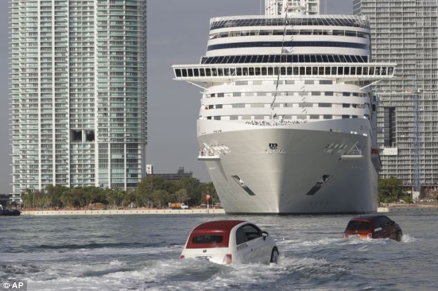 Miami : le grand bain de la voiture amphibie, la Fiat 500 (6)