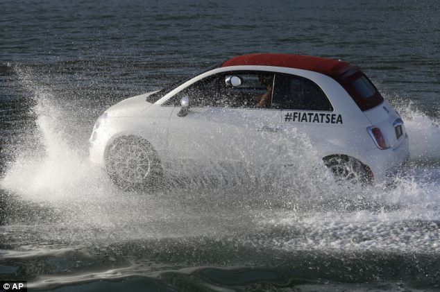 Miami : le grand bain de la voiture amphibie, la Fiat 500 (5)