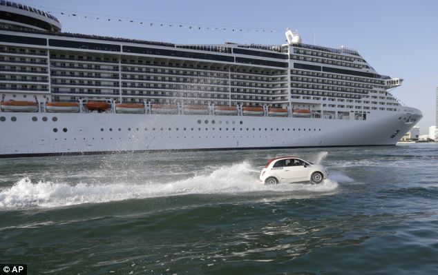 Miami : le grand bain de la voiture amphibie, la Fiat 500 (3)