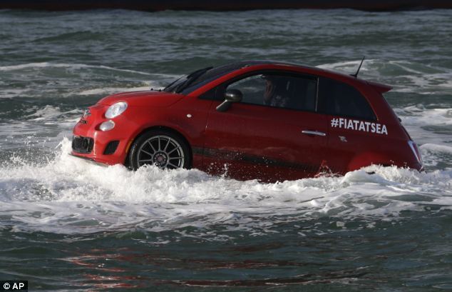 Miami : le grand bain de la voiture amphibie, la Fiat 500 (2)