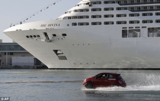 Miami : le grand bain de la voiture amphibie, la Fiat 500