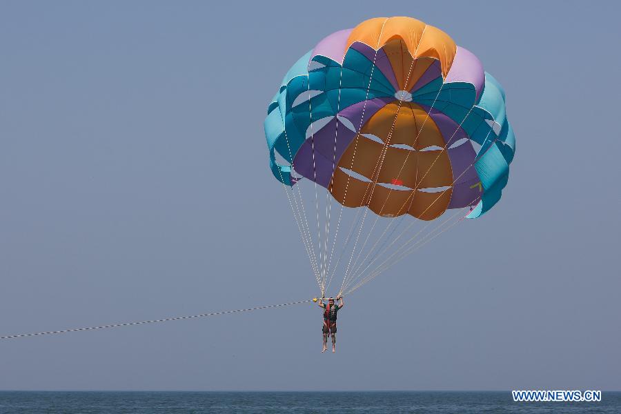 Un touriste en parachute ascensionnel sur la plage Baga à Goa, dans le sud-ouest de l'Inde, le 22 novembre 2013. La haute saison touristique a commencé à Goa en novembre. Des plages et un climat doux en hiver font de Goa un des meilleures destinations touristiques dans le sud de l'Inde, attirant des touristes nationaux et internationaux. 