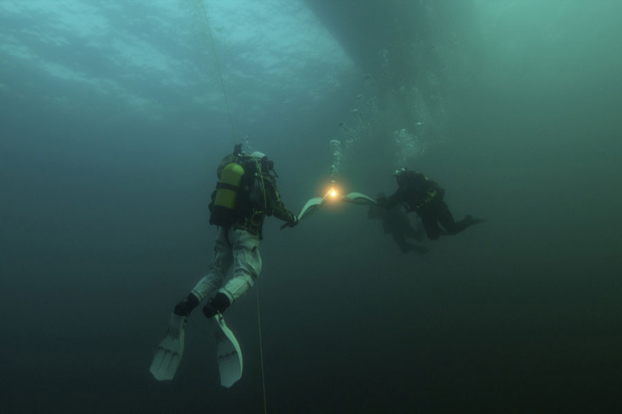 Deux plongeurs se transmettent dans les eaux du lac Baïkal, le relais de la flamme des JO d'hiver de Sotchi 2014, document du Comité d'organisation de Sotchi 2014 publié le 23 novembre 2013.