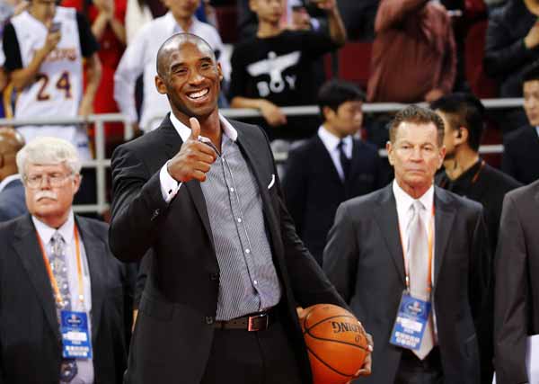 Kobe Bryant fait un signe à ses coéquipiers avant leur match contre les Golden State Warriorslors desNBA Global Games à Beijing,le 15 octobre 2013. [Photo / agences]
