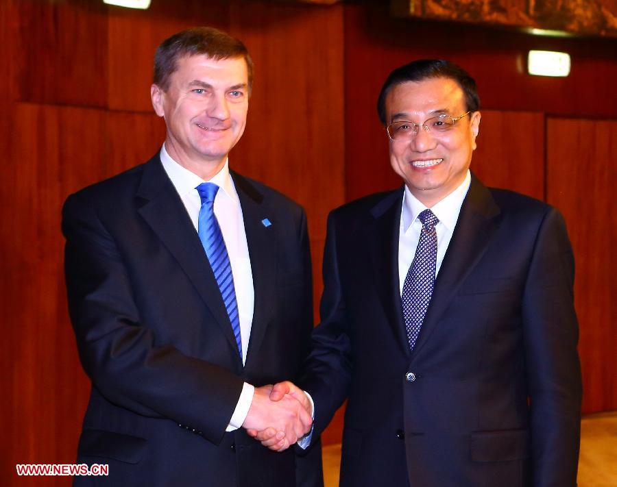 Le Premier ministre chinois Li Keqiang rencontre le Premier ministre estonien Andrus Ansip.