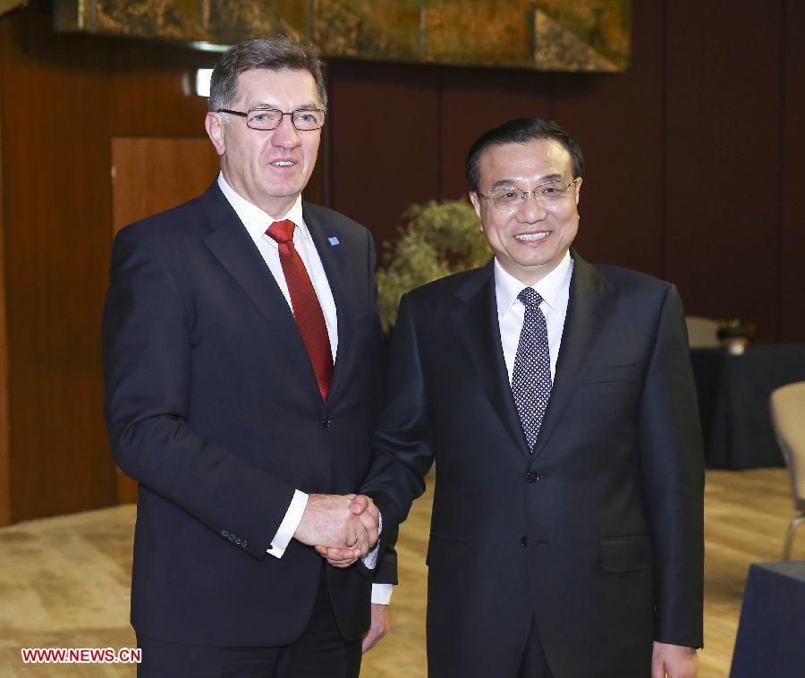 Le Premier ministre chinois Li Keqiang rencontre le Premier ministre lituanien Algirdas Butkevicius.