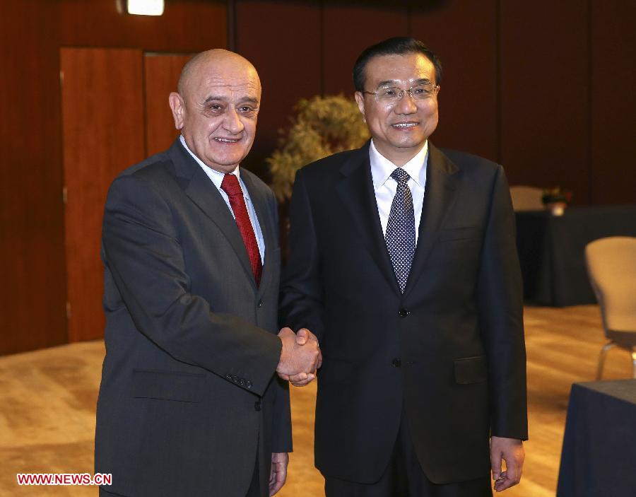 Le Premier ministre chinois Li Keqiang rencontre le président du Conseil des ministres de la Bosnie-Herzégovine Vjekoslav Bevanda.