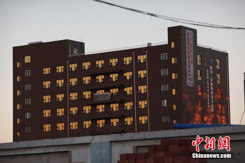 Un immeuble avec toutes ses fenêtres dorées à Jinan (2)