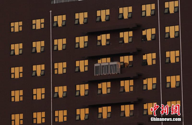 Un immeuble avec toutes ses fenêtres dorées à Jinan