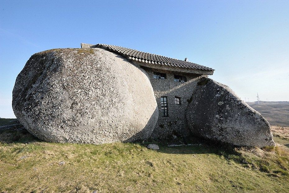 The Stone House (Casa de Pedra) à Guimarães au Portugal. Cette maison de pierre construite en 1974 est en fait en béton imitant le rocher. 