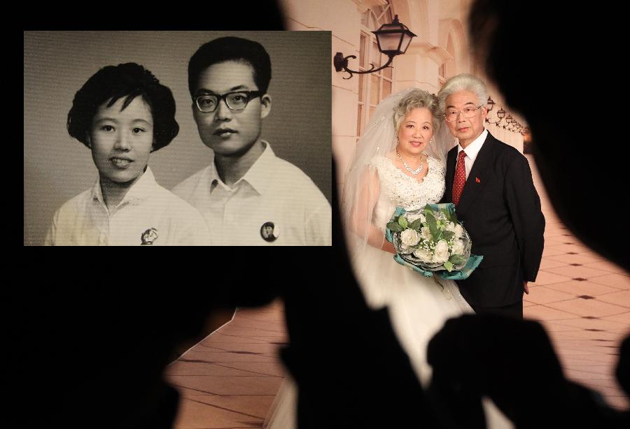 Le 20 novembre 2013, Monsieur Zhu et sa femme pose pour une image souvenir, sur la gauche la photo officielle de leur mariage. 