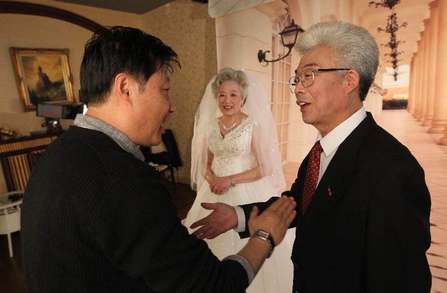 Le 20 novembre 2013, Monsieur Zhu en discussion avec le photographe du Studio du Peuple de Shanghaï.