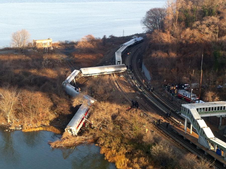 Au moins quatre morts et 63 blessés dans un déraillement de train à New York 