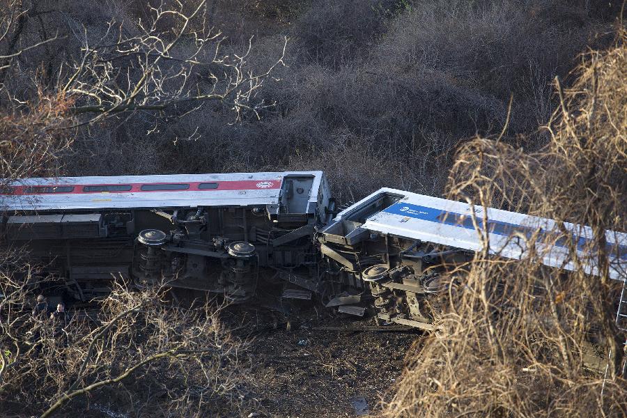 Au moins quatre morts et 63 blessés dans un déraillement de train à New York  (2)