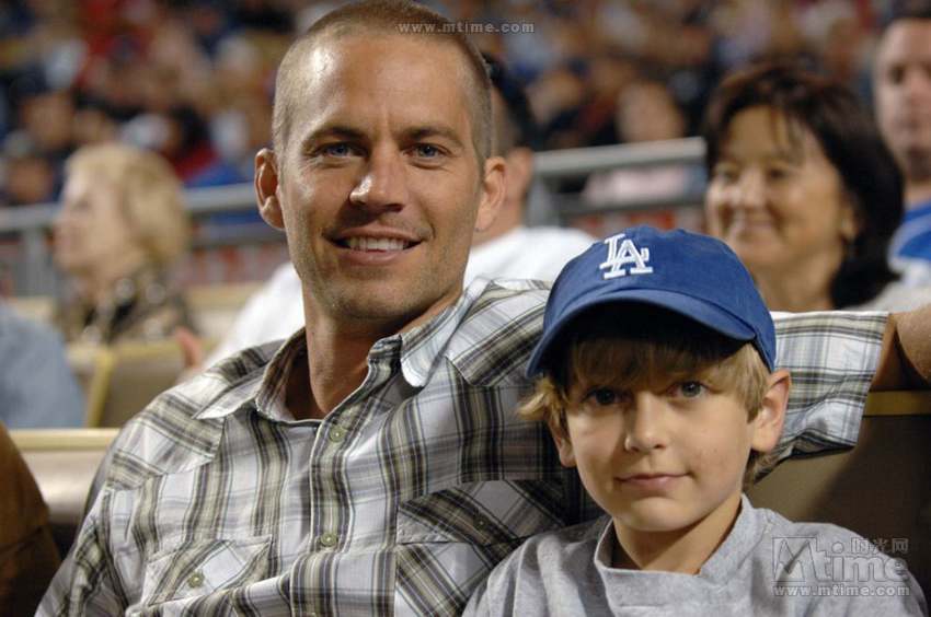 En 2009, Paul Walker assiste à un match de base-ball.