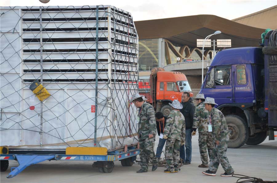 Après l'avion, les girafes ont été transportées par camion, Kunming, province du Yunnan 26 novembre 2013. [Photo : Hu Yongqi/chinadaily.com.cn] 