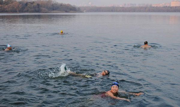 Les amateurs de natation d'hiver entrent dans l'eau au Parc du Lac Nanhu à Changchun, dans la province du Jilin en Chine du Nord, le 8 novembre 2013.