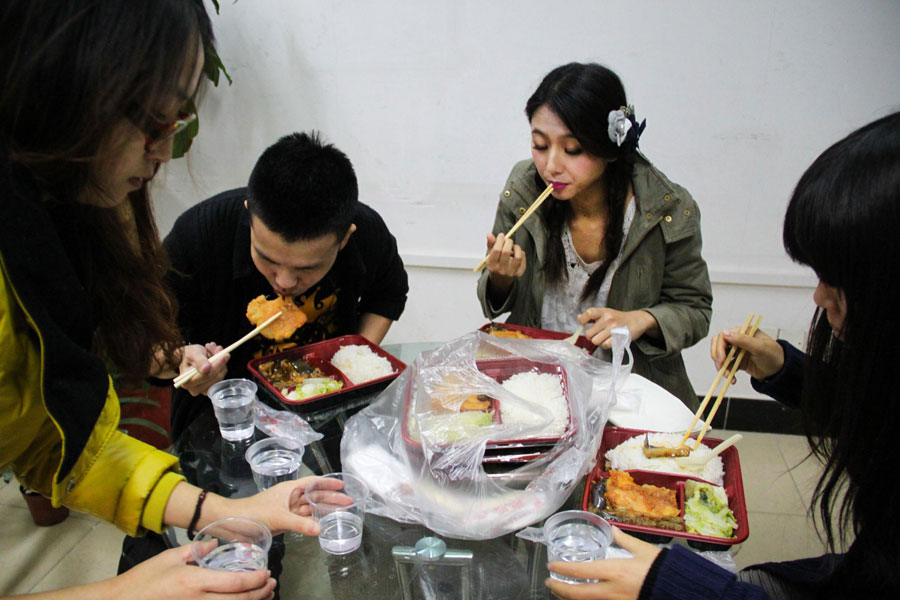 Lei déjeune avec ses collègues, le 28 novembre 2013.