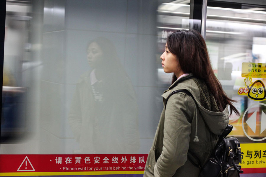 Lei prend le métro pour se rendre au travail, le 28 novembre 2013. Du lundi au vendredi, elle traverse le centre-ville et plusieurs banlieues.