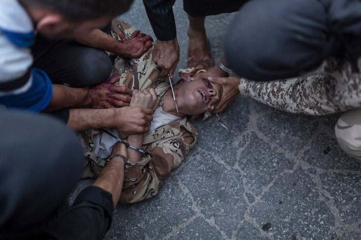 Le 31 août 2013, à Keferghan, un village près de la ville d'Alep en Syrie, un homme est exécuté au quatrième jour d'une opération de décapitation menée par une milice syrienne. Photo prise par Emin Özmen.