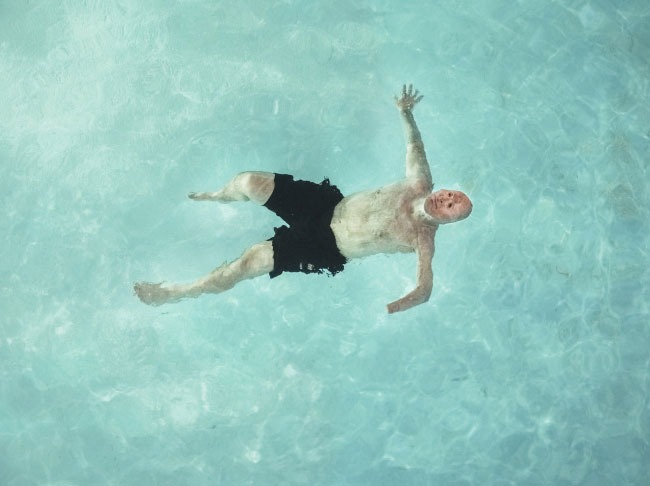 Le 12 juin 2013, Bobby Henline, vétéran de la guerre en Irak, nage dans la piscine d'un motel près de l'aéroport de Huston. Photo prise par Peter van Agtmael.