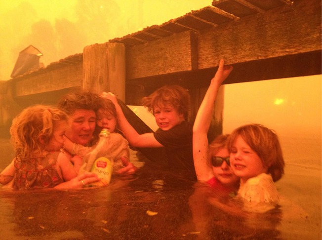 Le 4 janvier 2013, à Dunalley, le M. et Mme Holmes se sont jetés dans la mer avec leurs cinq petits-enfants pour échapper à un incendie. Photo prise par Tim Holmes.