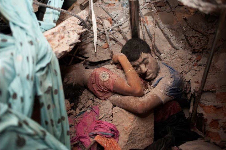 Le 24 avril 2013, un bâtiment de huit étages s'est effondré dans la banlieue de Dhaka, capitale du Bangladesh. Plus de 1000 personnes sont mortes dans la catastrophe. Les corps d'un couple enlacé ont été découverts sous les décombres. Photo prise par Taslima Akhter.