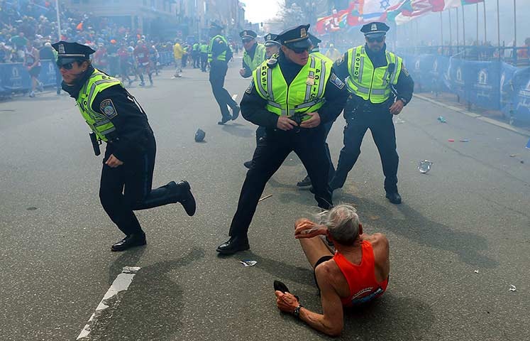 Le 15 avril 2013, une double explosion est survenue près de la ligne d'arrivée du marathon de Boston. Photo prise par John Tlumacki.