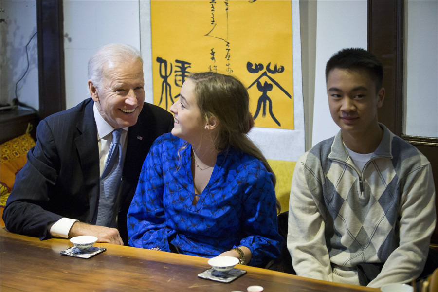 Le vice-président américain Joe Biden (gauche) et sa petite-fille Finnegan Biden (centre) partagent un moment de détente, dégustant un thé chinois dans une maison de thé situé le long d'une hutong de Beijing, le 5 décembre 2013. [Photo/agences]