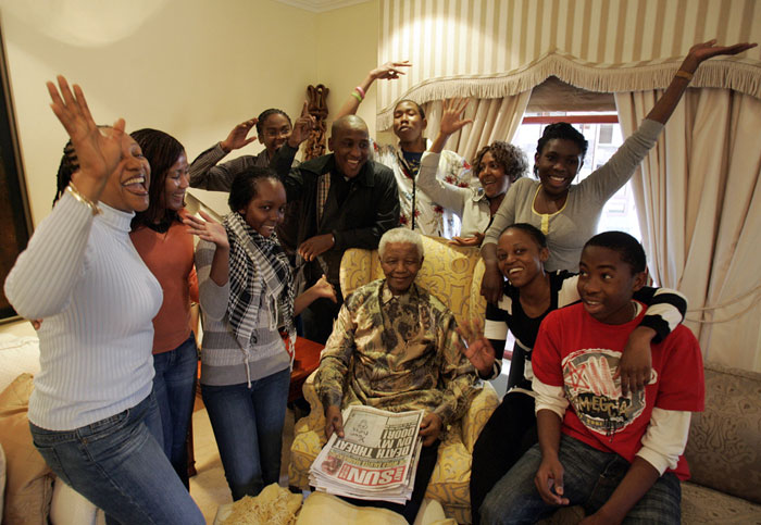 Le 18 juillet 2008, Mandela et ses petits-enfants célèbrent son 90e anniversaire dans sa maison à Qunu. 