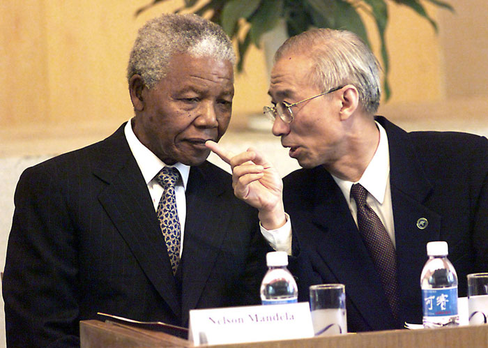 En mai 1999, Mandela a visité la Chine sur invitation. Il s'agit du premier chef d'état de l'Afrique du Sud à visiter la Chine. Photo : Le 6 mai, Mandela parle avec le président de l'Université de Beijing, Chen Jia'er. 