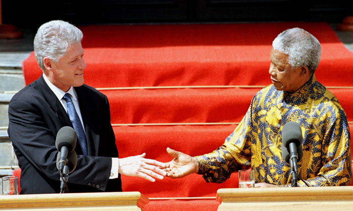 Le 27 mars 1998, Mandela, à l'époque président de l'Afrique du Sud, a participé à une conférence de presse au Cap avec le président américain Bill Clinton, qui était en visite en Afrique du Sud. Bill Clinton est le premier président en fonction des Etats-Unis à avoir visité l'Afrique du Sud. 