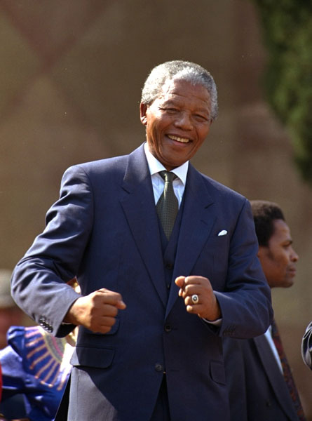 Le 10 mai 1994, Mandela danse pendant le concert de célébration après la cérémonie d'investiture.