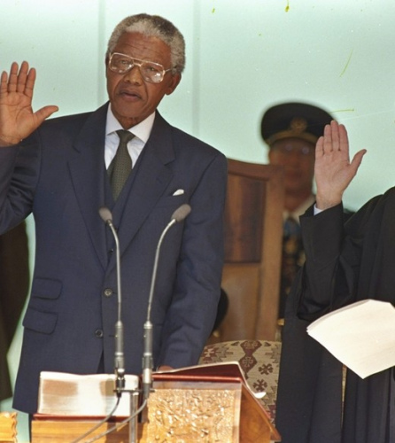 En 1994, Mandela est devenu le premier président sud-africain élu entièrement par les élections démocratiques. Il est également le premier président noir de ce pays. Photo : Mandela lors de la cérémonie d'investiture.