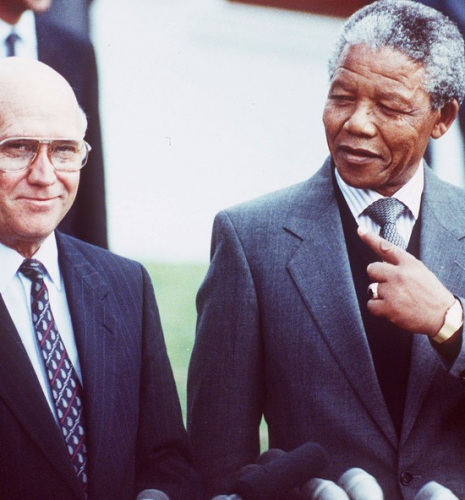 Le 2 mai 1990, l'ancien président de l'Afrique du Sud, Frederik Willem de Klerk, et Mandela prononcent un discours au sujet des discussions entre le gouvernement et l'African National Congress.