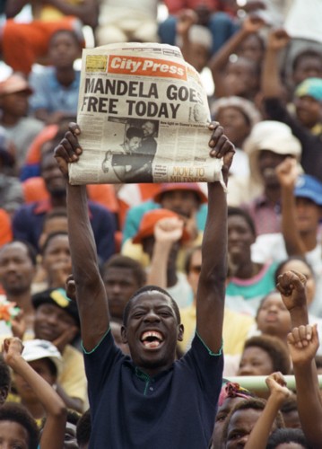 Le 22 février 1990, à Soweto en Afrique du Sud, un jeune homme en joie lève un journal qui annonce la libération de Mandela. En 1991, le célèbre ensemble hongkongais Beyond a offert, dans son album « Glorious Years », ses salutations aux durs efforts de Mandela pour lutter contre le racisme.  