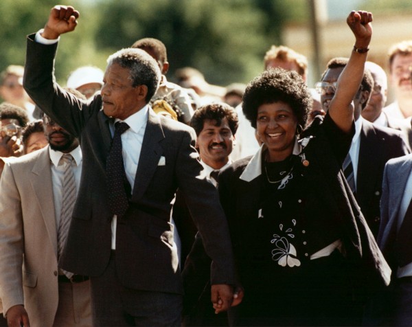 Le 11 février 1990, sous la pression de l'intérieur et de l'extérieur du pays, le gouvernement sud-africain a été contraint d'annoncer la libération de Mandela. Photo : Mandela salue ses supporters avec sa femme Winnie après être libéré.