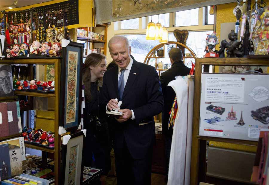Le vice-président américain Joe Biden et sa petite-fille Finnegan Biden (G) font des achats dans une librairie de Beijing, le 5 décembre 2013. [Photo/agences]