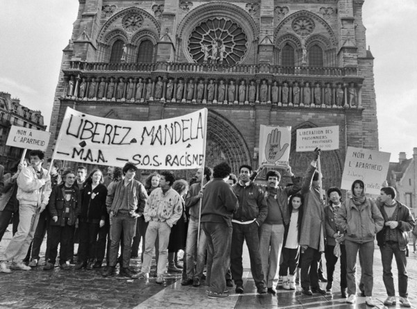 Le 25 décembre 1985, à Paris, l'organisation anti-raciste « SOS Racisme » s'est rassemblée pour demander au gouvernement sud africain de libérer Mandela. 