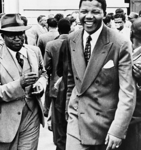 En 1958, le gouvernement a pour la première fois intenté un procès à Mandela pour « trahison de son pays ». Photo : Après le procès, Mandela quitte la cour.