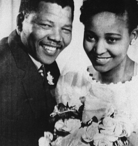 Mandela et son ancienne femme Winnie Madikizela-Mandela se sont mariés en 1958. Le couple a eu deux enfants. Ce mariage a fini en 1996. La photo montre les noces de Winnie et Mandela en 1958.  