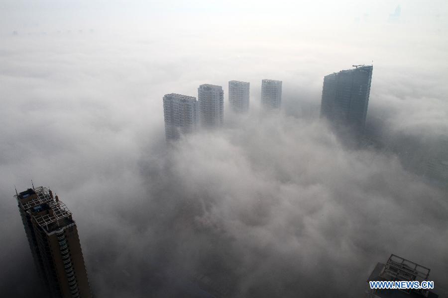 Photo prise le 5 décembre 2013 montrant un épais smog qui enveloppe la ville de Nantong, dans la province du Jiangsu (est de la Chine)