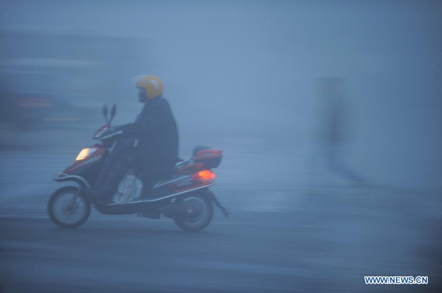 Photo prise le 7 décembre 2013 montrant un homme à Hefei, capitale de la province de l'Anhui (est de la Chine)