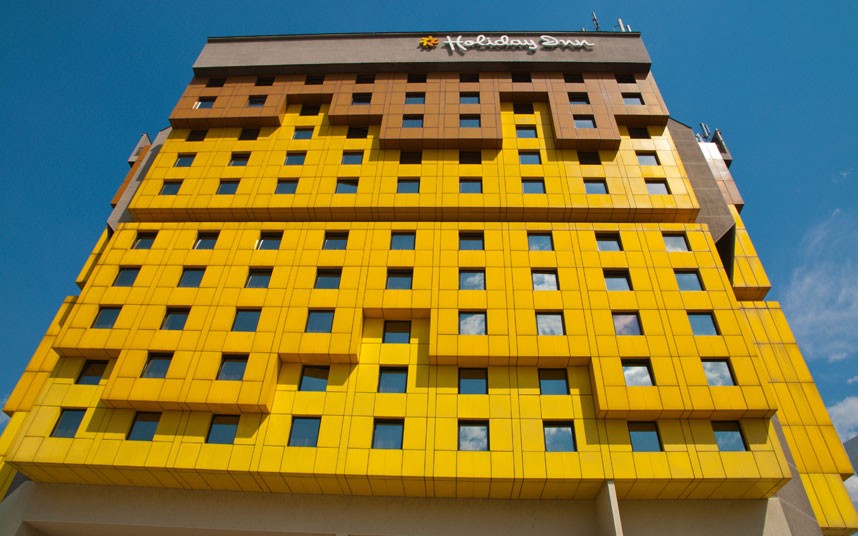 L'hôtel Holiday Inn, SarajevoAu cours du siège de Sarajevo qui a duré 4 ans, de nombreux journalistes venus des quatre coins du monde ont logé dans cet hôtel. Après la guerre, cet hôtel a été repeint jaune et a changé de nom pour Holiday Inn.