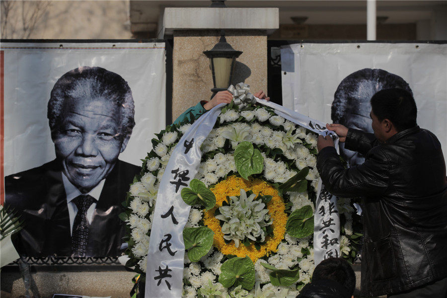 Une couronne accrochée en face de l'ambassade d'Afrique du Sud à Beijing, le 6 décembre 2013. [Photo Wang Jing / Asianewsphoto]